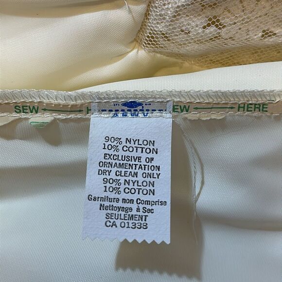 Vintage Alfred Angelo ivory lace wedding dress with veil. No size tags. - Picture 12 of 17